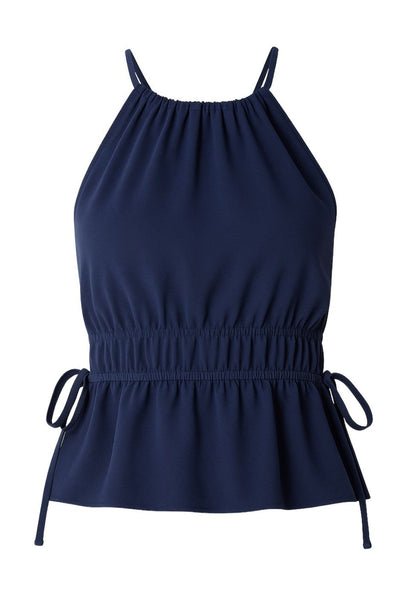 Top corto de cuello halter con plisados, tirantes delgados, detalle de rib con plisados y lazos laterales en costados, peplum con olanes en bajo y cierre posterior con botón y ojal.