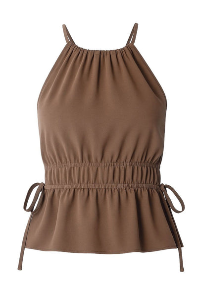 Top corto de cuello halter con plisados, tirantes delgados, detalle de rib con plisados y lazos laterales en costados, peplum con olanes en bajo y cierre posterior con botón y ojal.