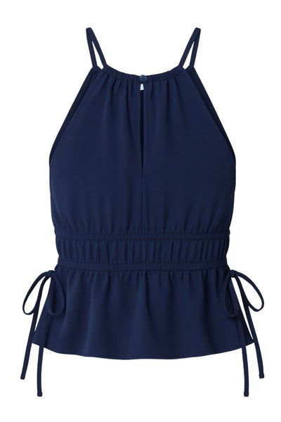 Top corto de cuello halter con plisados, tirantes delgados, detalle de rib con plisados y lazos laterales en costados, peplum con olanes en bajo y cierre posterior con botón y ojal.