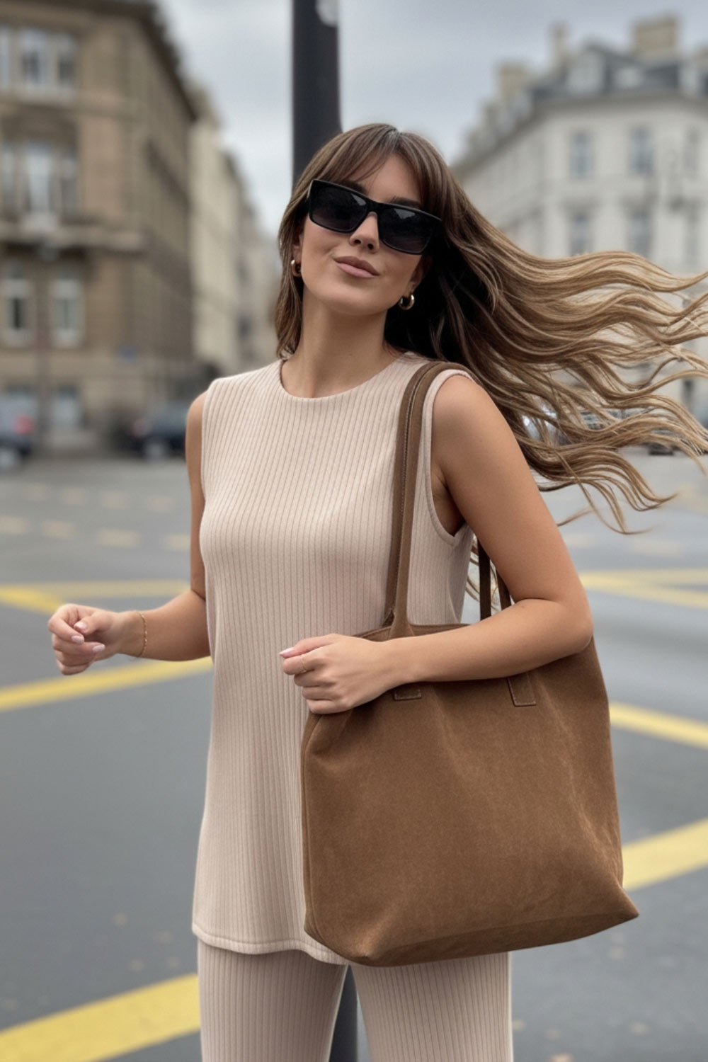 Top canalé de punto, fit fluido, cuello redondo, sin mangas y detalle de aberturas laterales en bajo.
