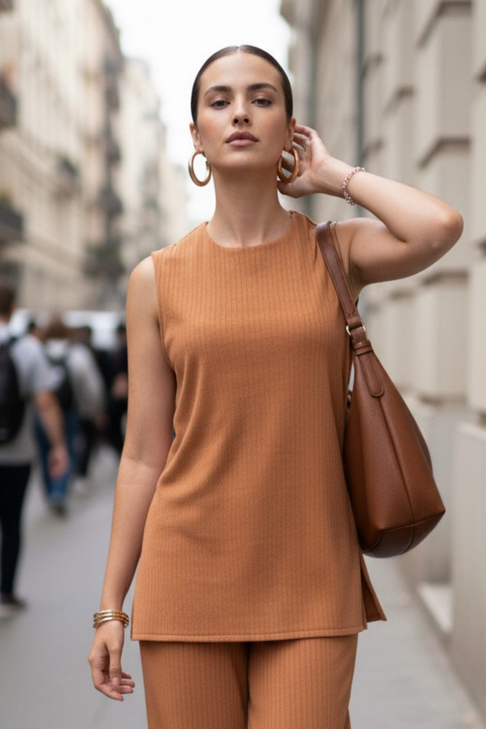 Top canalé de punto, fit fluido, cuello redondo, sin mangas y detalle de aberturas laterales en bajo.