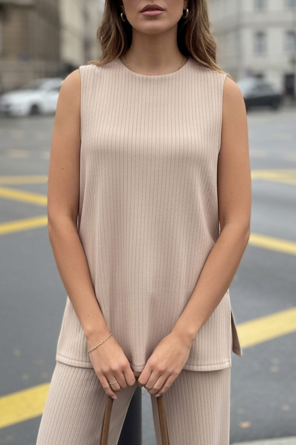 Top canalé de punto, fit fluido, cuello redondo, sin mangas y detalle de aberturas laterales en bajo.
