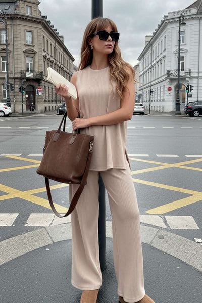 Top canalé de punto, fit fluido, cuello redondo, sin mangas y detalle de aberturas laterales en bajo.
