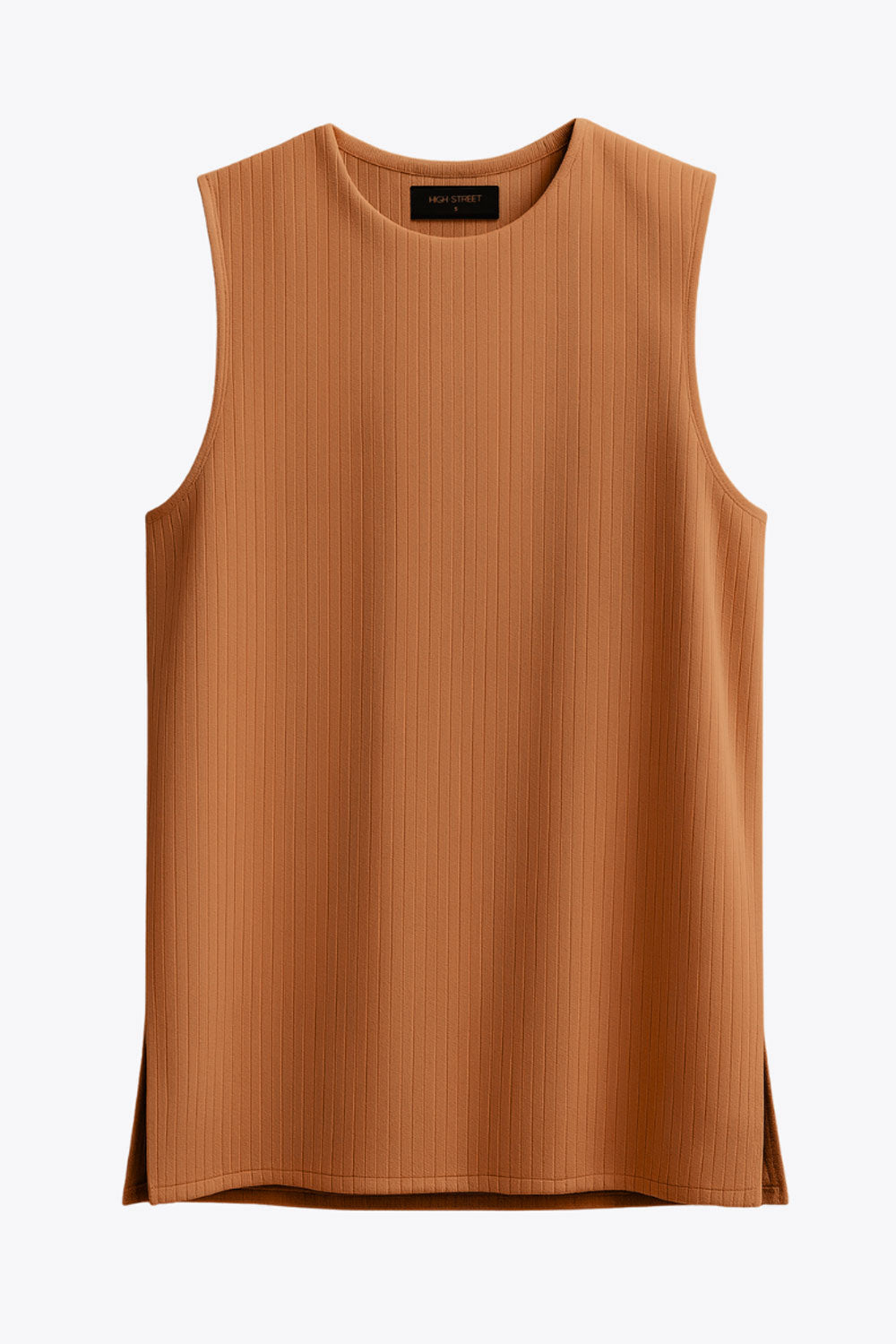 Top canalé de punto, fit fluido, cuello redondo, sin mangas y detalle de aberturas laterales en bajo.