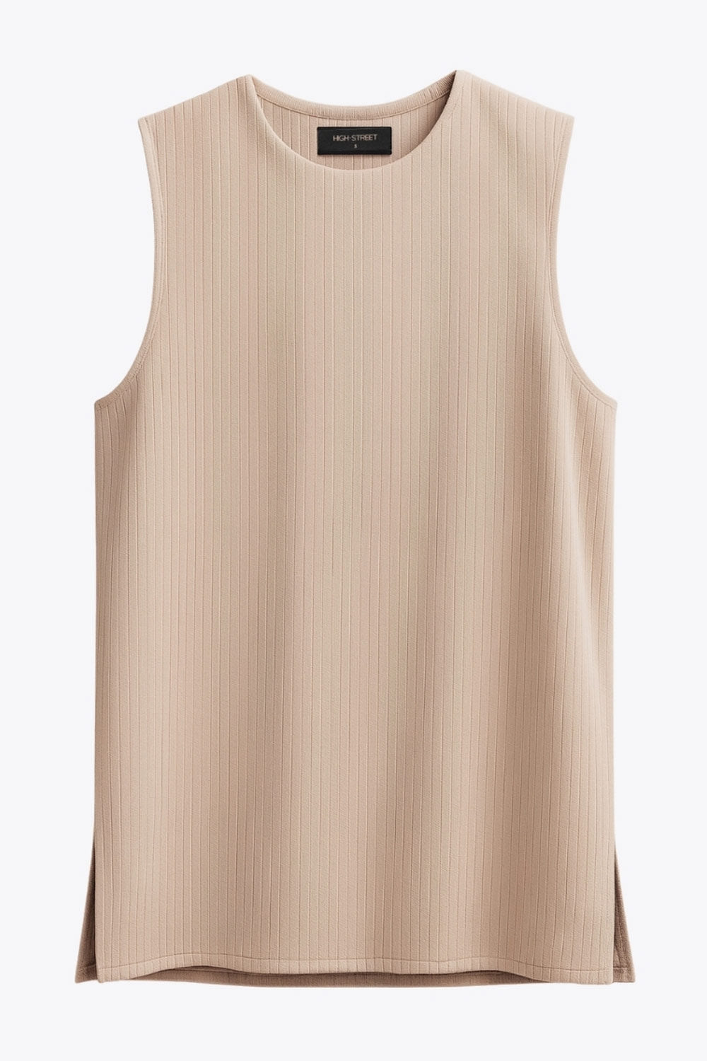 Top canalé de punto, fit fluido, cuello redondo, sin mangas y detalle de aberturas laterales en bajo.
