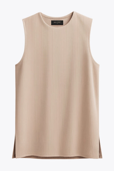 Top canalé de punto, fit fluido, cuello redondo, sin mangas y detalle de aberturas laterales en bajo.
