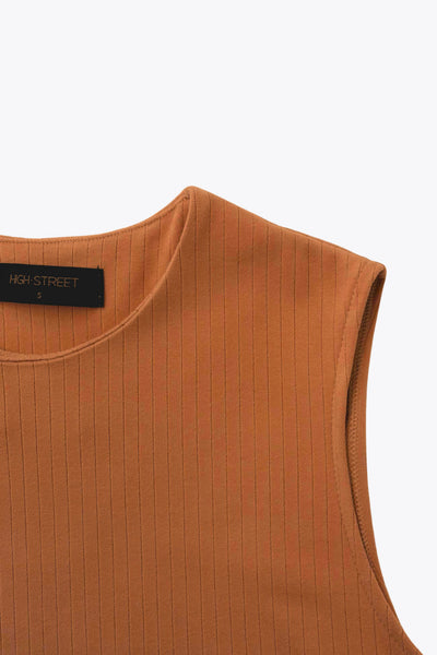 Top canalé de punto, fit fluido, cuello redondo, sin mangas y detalle de aberturas laterales en bajo.