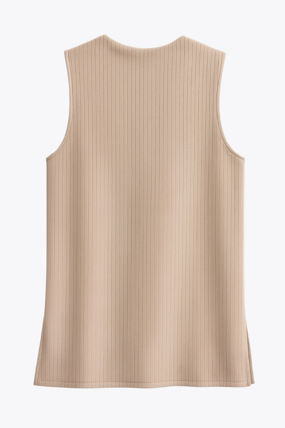 Top canalé de punto, fit fluido, cuello redondo, sin mangas y detalle de aberturas laterales en bajo.
