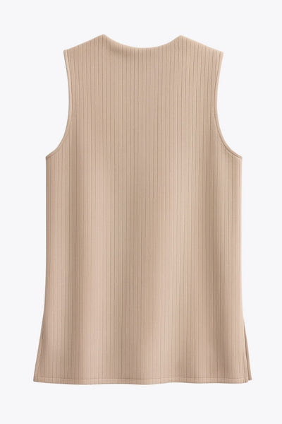 Top canalé de punto, fit fluido, cuello redondo, sin mangas y detalle de aberturas laterales en bajo.
