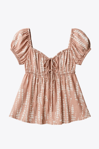 Top estampado de fit fluido, manga corta abullonada con rib elástico en bordes, escote redondeado con plisados, doble lazo amarrable y cut out frontal. Detalle de rib elástico en cintura y peplum con olanes en bajo.