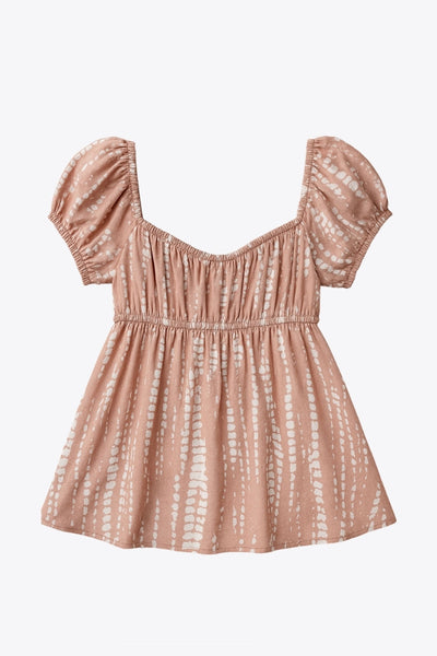 Top estampado de fit fluido, manga corta abullonada con rib elástico en bordes, escote redondeado con plisados, doble lazo amarrable y cut out frontal. Detalle de rib elástico en cintura y peplum con olanes en bajo.