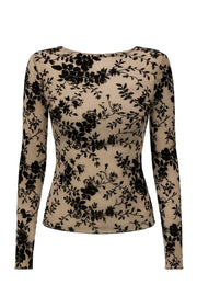 Top de mesh con estampado floral, cuello barco y manga larga. Detalle de rib en bordes.