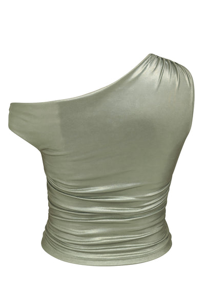 Top metálico asimétrico de fit ajustado, escote diagonal, una manga corta seguida con hombro descubierto, plisados en hombro y detalle de plisados en costados.