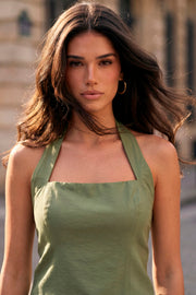 Top halter corto de fit ajustado, escote recto, pinzas frontales, rib elástico posterior y cierre lateral con cremallera oculta.