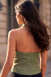 Top halter corto de fit ajustado, escote recto, pinzas frontales, rib elástico posterior y cierre lateral con cremallera oculta.