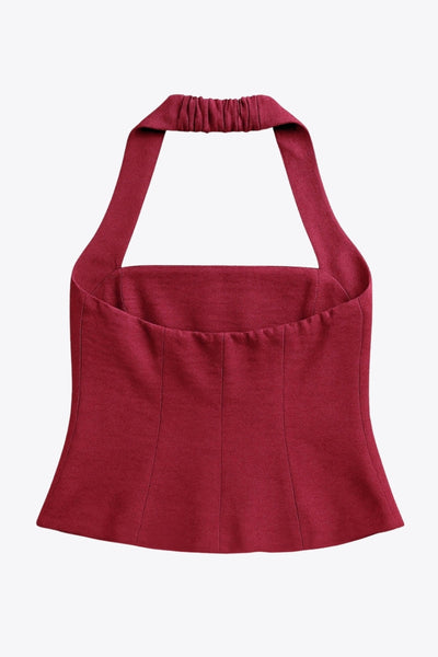 Top halter corto de fit ajustado, escote recto, pinzas frontales, rib elástico posterior y cierre lateral con cremallera oculta.