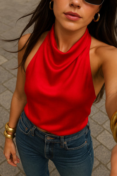 Top corto halter satinado de cuello alto fluido, fit recto, escote en espalda, cierre posterior con botón y ojal.