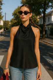 Top corto halter satinado de cuello alto fluido, fit recto, escote en espalda, cierre posterior con botón y ojal.