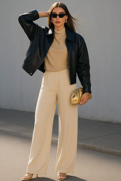 Top corto halter satinado de cuello alto fluido, fit recto, escote en espalda, cierre posterior con botón y ojal.