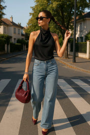 Top corto halter satinado de cuello alto fluido, fit recto, escote en espalda, cierre posterior con botón y ojal.