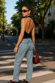 Top corto halter satinado de cuello alto fluido, fit recto, escote en espalda, cierre posterior con botón y ojal.