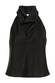 Top corto halter satinado de cuello alto fluido, fit recto, escote en espalda, cierre posterior con botón y ojal.