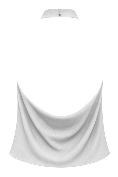 Top corto halter satinado de cuello alto fluido, fit recto, escote en espalda, cierre posterior con botón y ojal.