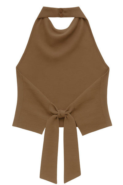 Top halter de cuello alto fluido, sin mangas, escote en espalda, fit ajustado, cierre posterior con lazo amarrable, botón y ojal.