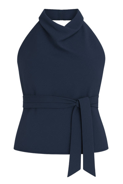 Top halter de cuello alto fluido, sin mangas, escote en espalda, fit ajustado, cierre posterior con lazo amarrable, botón y ojal.