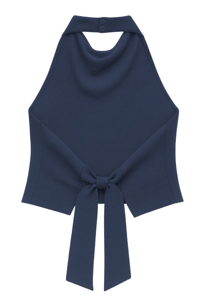 Top halter de cuello alto fluido, sin mangas, escote en espalda, fit ajustado, cierre posterior con lazo amarrable, botón y ojal.