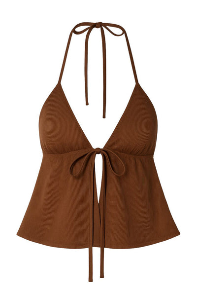 Top corto canalé de cuello halter, escote v con lazo amarrable frontal, rib elástico en espalda, tirantes con lazo amarrable posterior y abertura frontal en bajo. Detalle de peplum olanes.