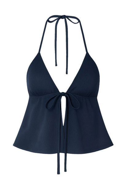 Top corto canalé de cuello halter, escote v con lazo amarrable frontal, rib elástico en espalda, tirantes con lazo amarrable posterior y abertura frontal en bajo. Detalle de peplum olanes.