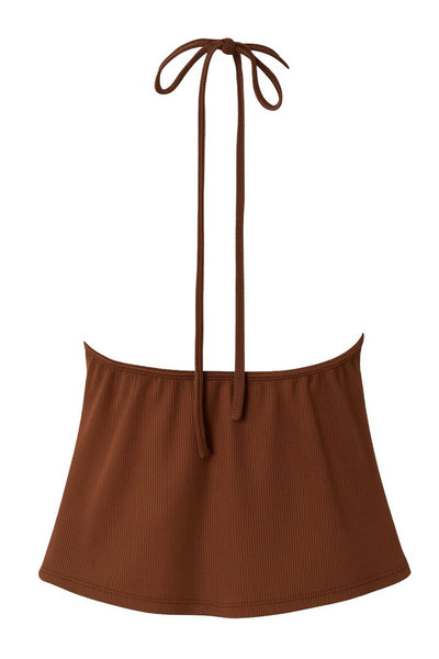 Top corto canalé de cuello halter, escote v con lazo amarrable frontal, rib elástico en espalda, tirantes con lazo amarrable posterior y abertura frontal en bajo. Detalle de peplum olanes.