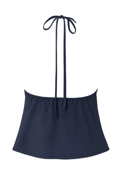 Top corto canalé de cuello halter, escote v con lazo amarrable frontal, rib elástico en espalda, tirantes con lazo amarrable posterior y abertura frontal en bajo. Detalle de peplum olanes.