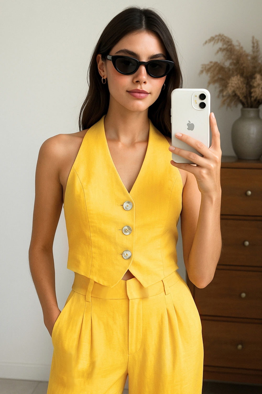 Top corto de cuello halter con nudo amarrable posterior, fit ajustado, escote v, cierre frontal con hilera de botones y bajo v frontal. Escote en espalda y detalle de plisado posterior.