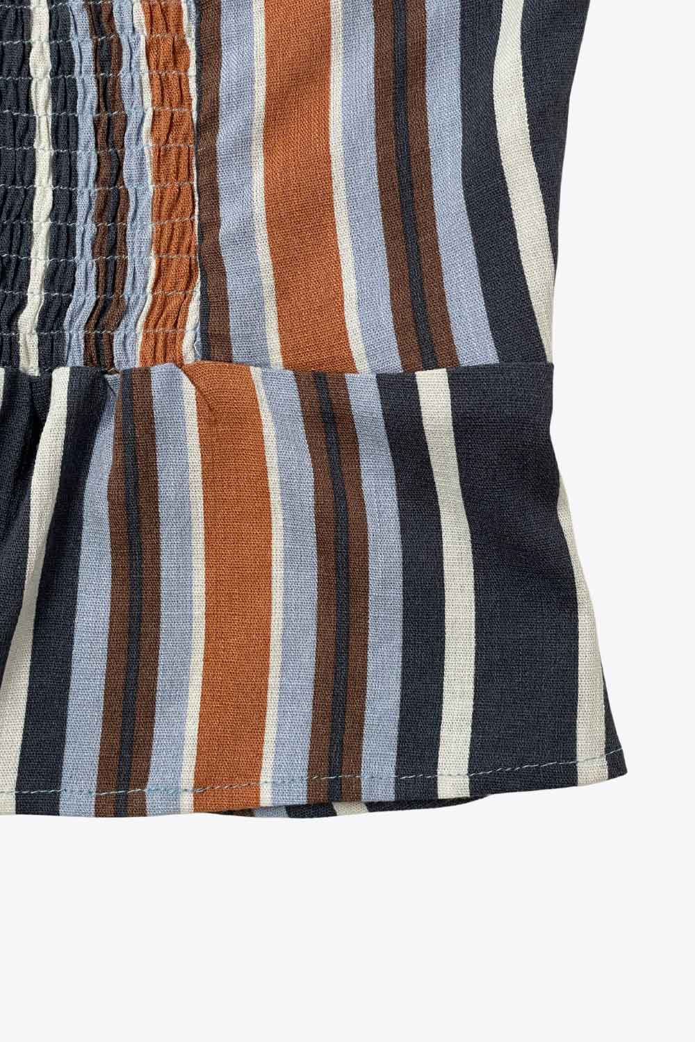 Top corto de estampado rayas, cuello halter con nudo amarrable posterior, escote v con cortes y plisados decorativos frontales, fit ajustado, escote en espalda con fruncido posterior, cierre frontal con hilera de botones y abertura en bajo.