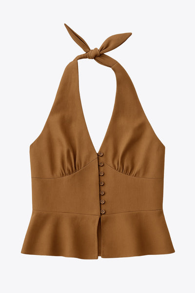 Top corto de cuello halter con nudo amarrable posterior, escote v con cortes y plisados decorativos frontales, fit ajustado, escote en espalda con fruncido posterior, cierre frontal con hilera de botones y bajo curveado con abertura.