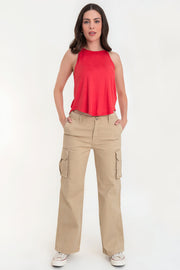 Top de cuello halter sin mangas, tirantes finos, bajo curveado y silueta ligeramente oversize.