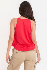 Top de cuello halter sin mangas, tirantes finos, bajo curveado y silueta ligeramente oversize.