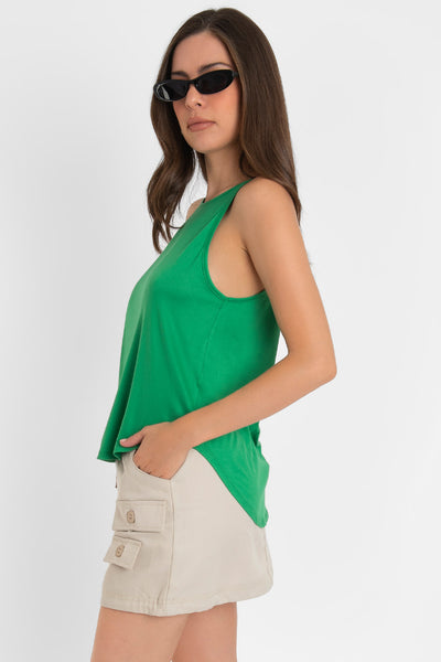 Top de cuello halter sin mangas, tirantes finos, bajo curveado y silueta ligeramente oversize.