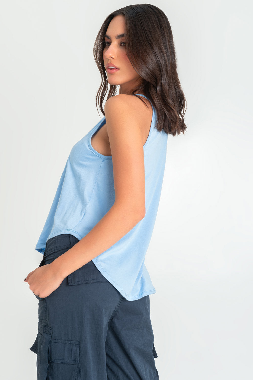 Top de cuello halter sin mangas, tirantes finos, bajo curveado y silueta ligeramente oversized.