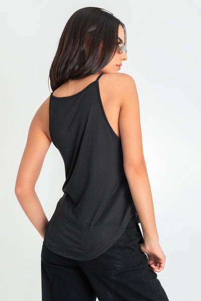 Top de cuello halter sin mangas, tirantes finos, bajo curveado y silueta ligeramente oversized.