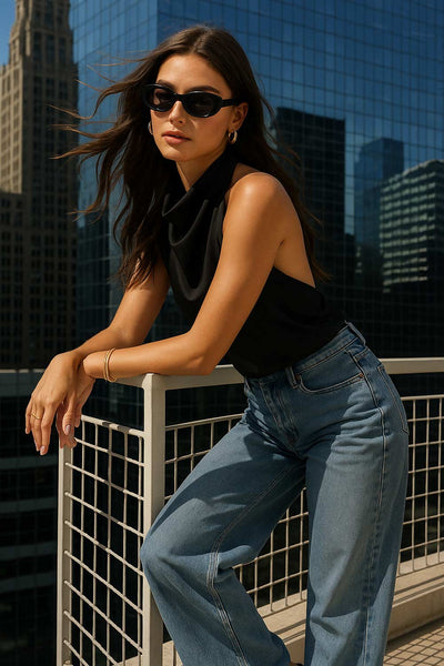 Top corto halter de cuello alto fluido, fit recto, escote en espalda, cierre posterior con botón y ojal.