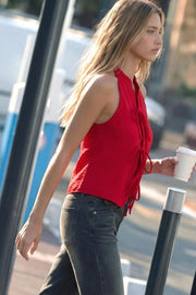 Top halter de cuello mao, fit ajustado, sin mangas, pinzas frontales y cruce frontal con lazos amarrables.