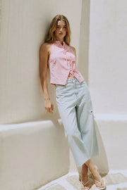 Top halter de cuello mao, fit ajustado, sin mangas, pinzas frontales y cruce frontal con lazos amarrables.