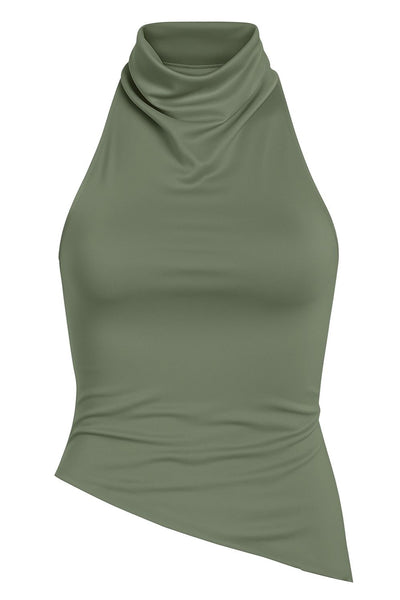 Top halter corto de fit ajustado, sin mangas, cuello halter fluido con plisados y escote en espalda. Detalle de bajo diagonal asimétrico.