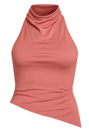 Top halter corto de fit ajustado, sin mangas, cuello halter fluido con plisados y escote en espalda. Detalle de bajo diagonal asimétrico.