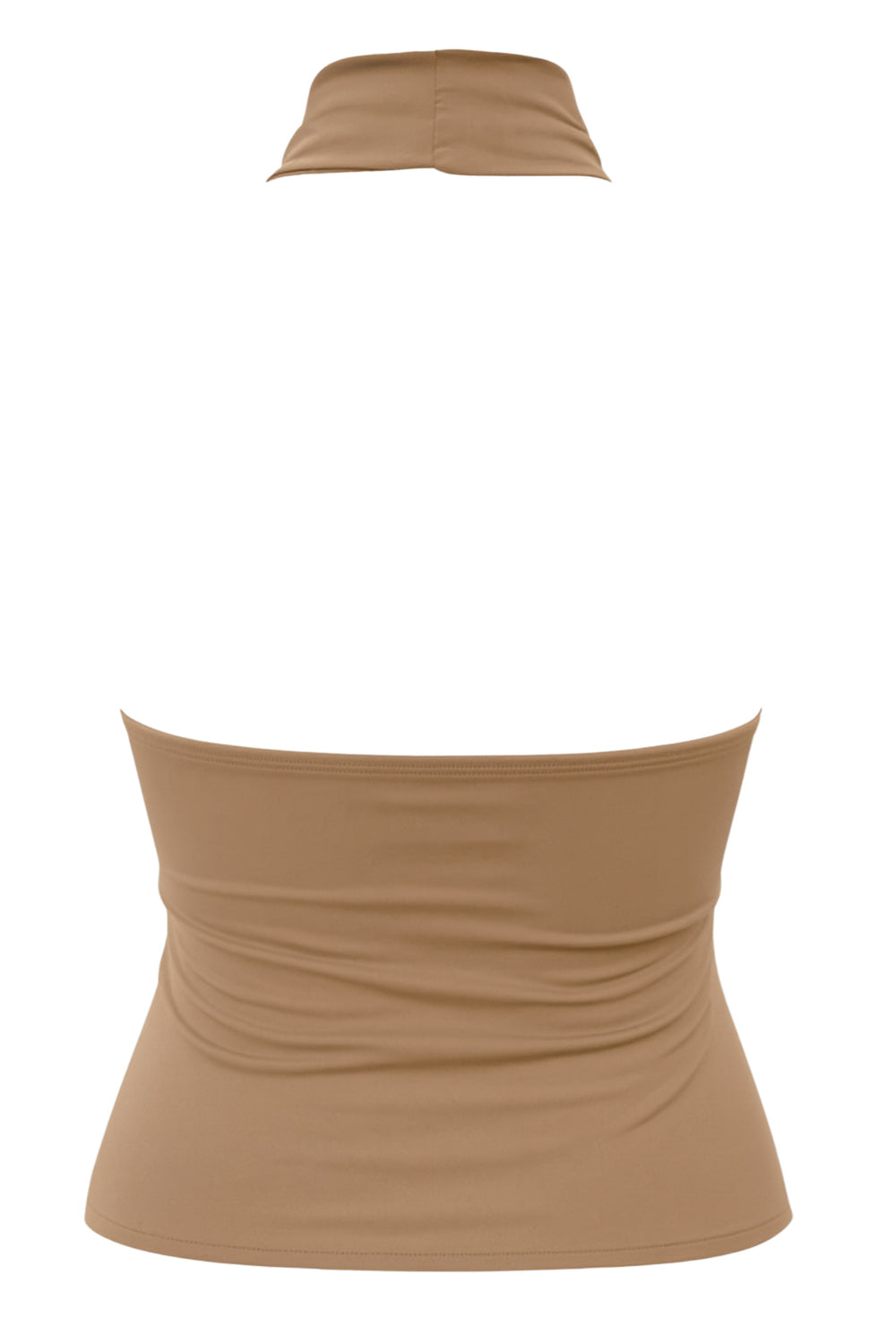 Top halter corto de fit ajustado, sin mangas, cuello halter fluido con plisados y escote en espalda. Detalle de bajo diagonal asimétrico.