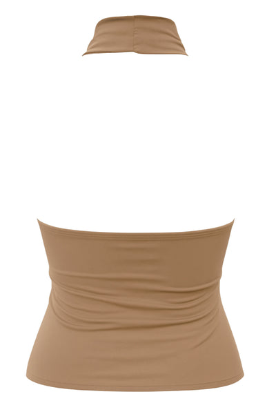 Top halter corto de fit ajustado, sin mangas, cuello halter fluido con plisados y escote en espalda. Detalle de bajo diagonal asimétrico.