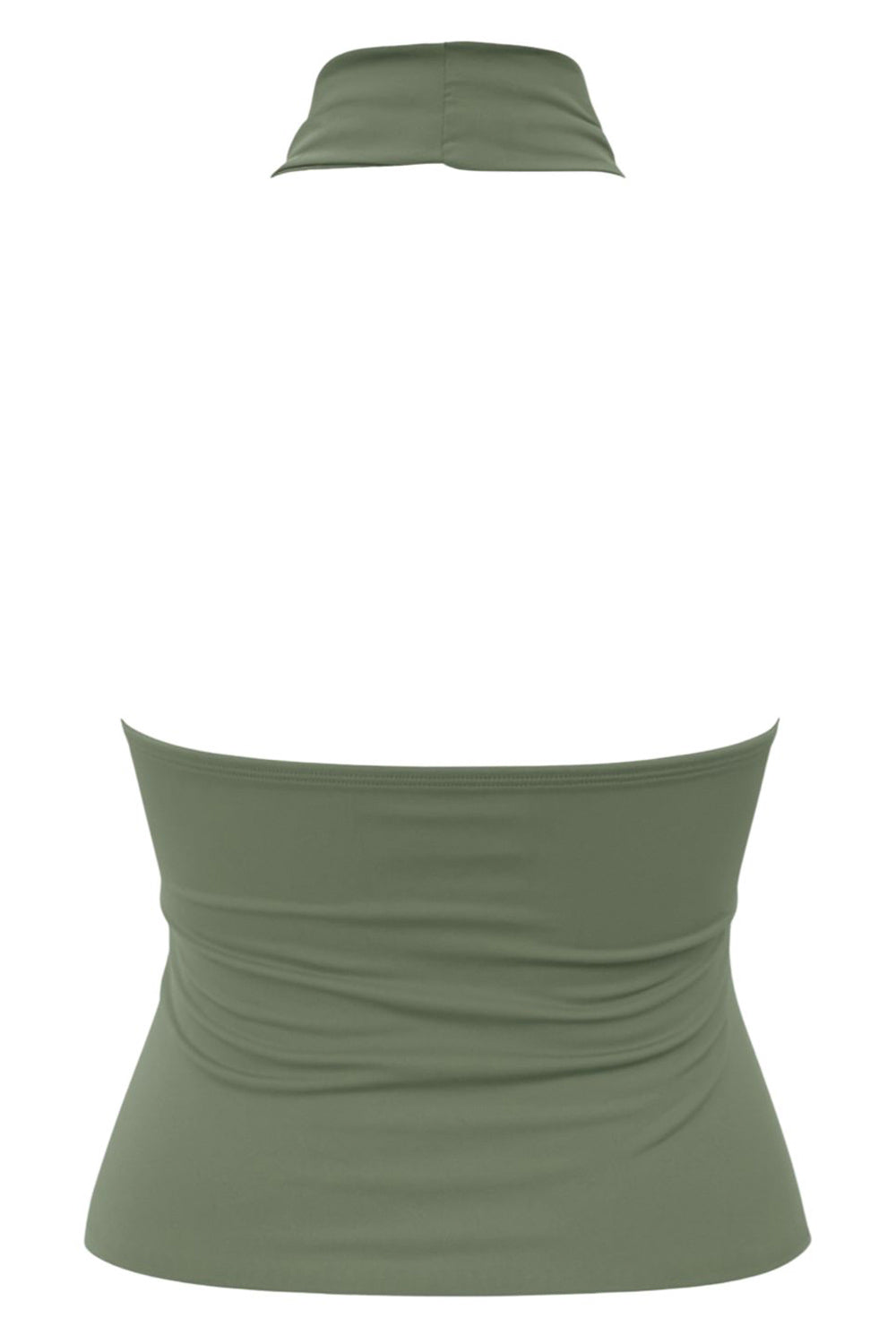 Top halter corto de fit ajustado, sin mangas, cuello halter fluido con plisados y escote en espalda. Detalle de bajo diagonal asimétrico.